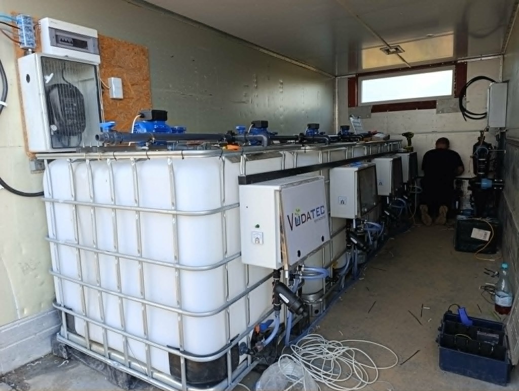Instalacja WaterBOX — zbiorniki IBC, pompy i sterowniki na plantacji