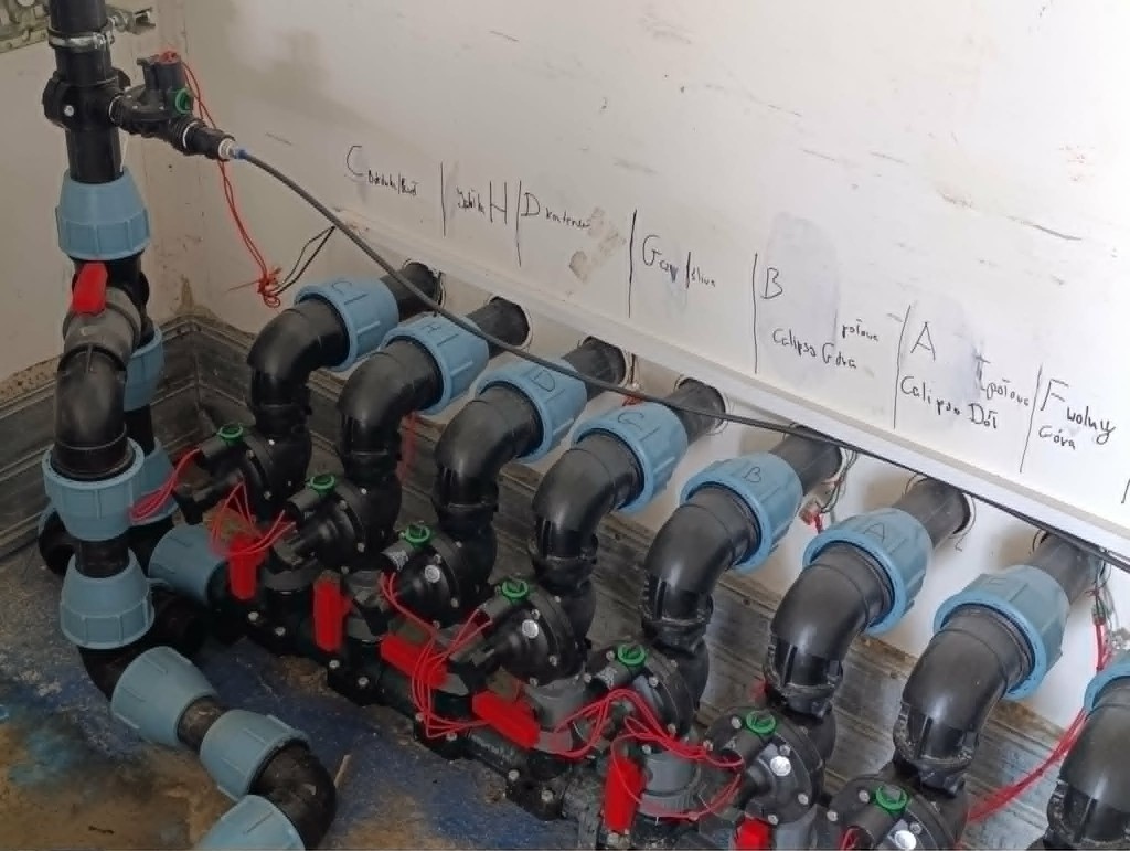 Rozdzielacz WaterBOX — elektrozawory i sekcje podlewania z indywidualnymi etykietami