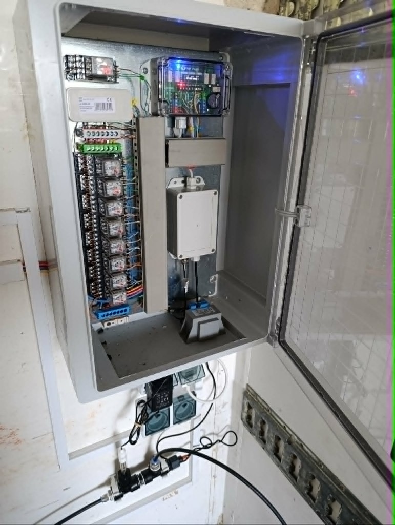 Szafa sterownicza WaterBOX — moduł przekaźników i okablowanie