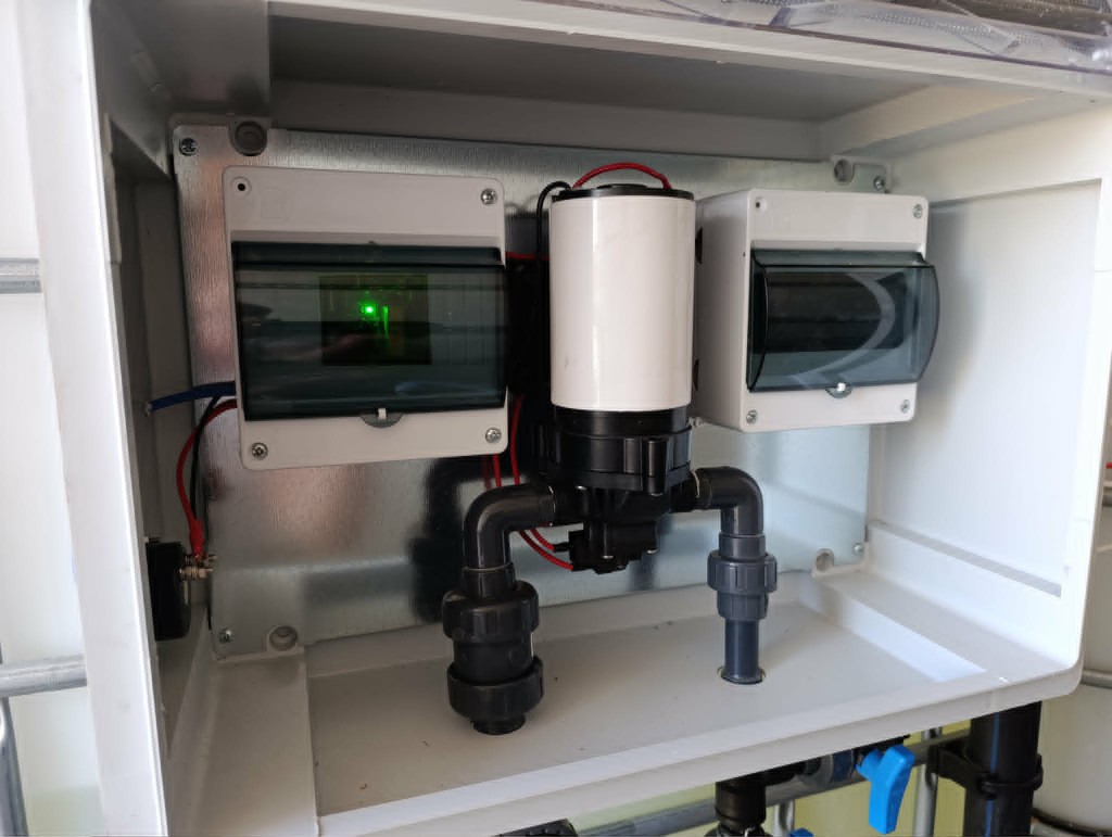 Zestaw dozowania WaterBOX — pompa, obudowa sterownika i instalacja rurowa
